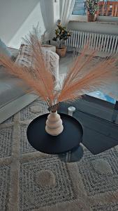 a vase sitting on a table in a living room at Vineyard-Suites Traumferienwohnung mit Panoramablick und Weinidylle in Elsenfeld
