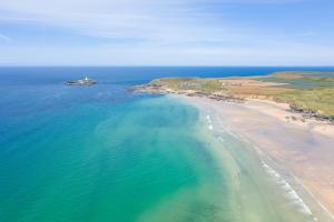 Luftaufnahme eines Strandes und des Meeres in der Unterkunft Mermaid - Pet Friendly Self Catering Holiday Cottage Hayle in Hayle