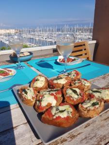 un tavolo con un piatto di cibo e bicchieri di vino di gruissan la belle rive droite a Gruissan