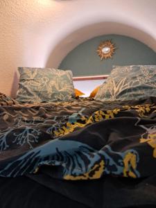 un letto con coperta e cuscini sopra di gruissan la belle rive droite a Gruissan