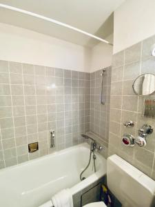 Ένα μπάνιο στο Chiemsee Apartment Berge mit Tiefgaragenstellplatz +5 φωτογραφίες