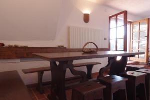 a table with a basket on top of it in a room at La Casa di Betta in Marcelli