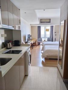 Postel nebo postele na pokoji v ubytování Yuwa Serviced Residence