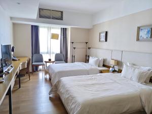 Postel nebo postele na pokoji v ubytování Yuwa Serviced Residence