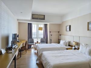 Postel nebo postele na pokoji v ubytování Yuwa Serviced Residence