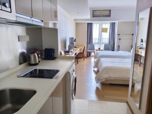 Postel nebo postele na pokoji v ubytování Yuwa Serviced Residence