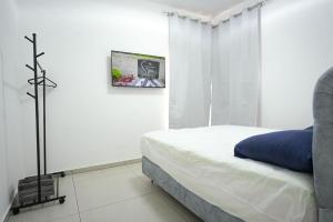 En eller flere senge i et værelse på גרדניה פריים + 6 billeder