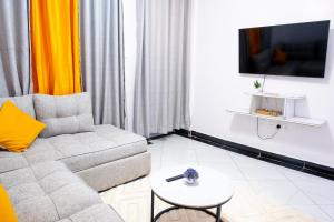 una sala de estar con un sofá y una mesa en Leo space, en Nairobi
