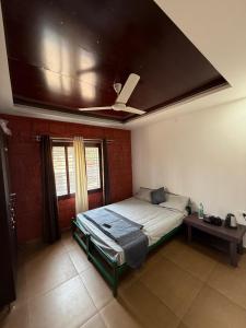 Ένα ή περισσότερα κρεβάτια σε δωμάτιο στο Baanaadi Homestay