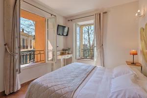 Postel nebo postele na pokoji v ubytování Hostellerie du Cigalou