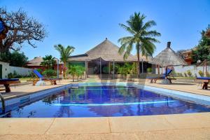 姆布尔VILLA à la Résidence Nianing1 avec Piscine et Jardin 1100m2的别墅前的游泳池