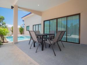 ラワイビーチにあるLeivi Villa 3 bedroomsの家の中のパティオ(テーブル、椅子付)