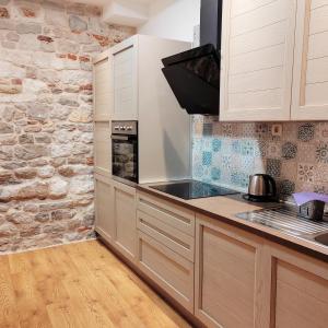 Kuhinja oz. manjša kuhinja v nastanitvi Luxury stone paradise within the walls of the Diocletian palace - old town + 10 fotografij