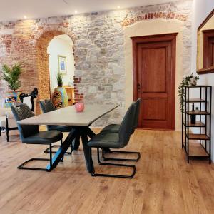 Predel za sedenje v nastanitvi Luxury stone paradise within the walls of the Diocletian palace - old town