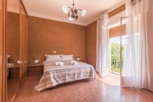 una camera da letto con un letto e una grande finestra di Riva Verde a Bolsena