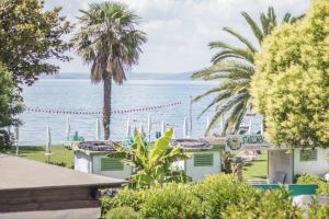 una vista dell'acqua da una casa di Riva Verde a Bolsena