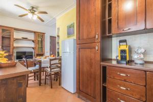 una cucina con mobili in legno e un frigorifero bianco di Riva Verde a Bolsena