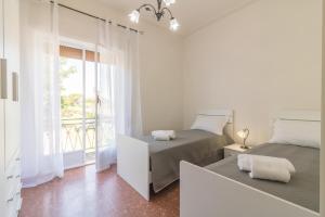 Letto o letti in una camera di Riva Verde