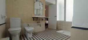 łazienka z toaletą i umywalką w obiekcie Casas y Patios de Sevilla w Sewilli +37 zdjęć