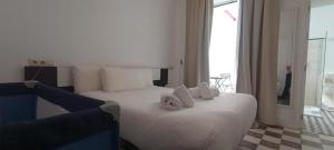 Łóżko lub łóżka w pokoju w obiekcie Casas y Patios de Sevilla