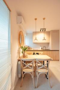 a kitchen and dining room with a table and chairs at Akuku Apartament in Kazimierz Dolny