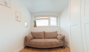 a brown chair in a room with a window at Akuku Apartament in Kazimierz Dolny