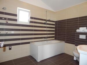Kúpeľňa v ubytovaní Apartments King + 37 fotografií