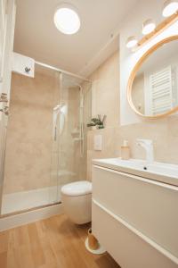 a bathroom with a shower and a toilet and a sink at Akuku Apartament in Kazimierz Dolny