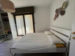 A bed or beds in a room at Appartamento in Villa Storica