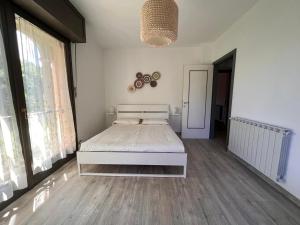 A bed or beds in a room at Appartamento in Villa Storica