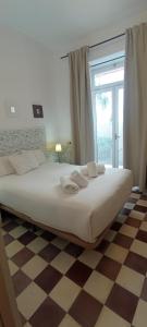 Łóżko lub łóżka w pokoju w obiekcie Casas y Patios de Sevilla
