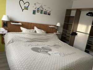 En eller flere senge i et værelse på Villa entière piscine jacuzzi venelles + 16 billeder