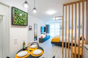 En eller flere senge i et værelse på MyFlat Wave Beach43 Apartment