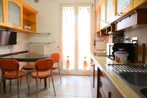 een keuken met een tafel en stoelen en een raam bij SE134 - Marotta, bilocale con balcone e garage in Marotta