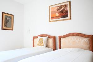 twee bedden naast elkaar in een slaapkamer bij SE134 - Marotta, bilocale con balcone e garage in Marotta