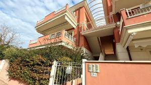 een gebouw met een poort ervoor bij SE134 - Marotta, bilocale con balcone e garage in Marotta