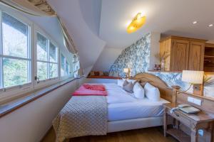 a bedroom with a bed and a table at Romantik Hotel Namenlos in Ahrenshoop