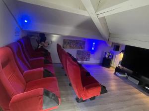 Et opholdsområde på Villa entière piscine jacuzzi venelles