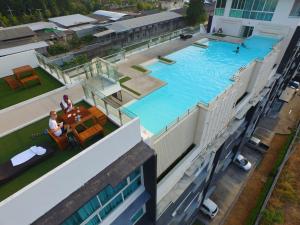 Bazén v ubytování Modern Thai Suites nebo v jeho okolí