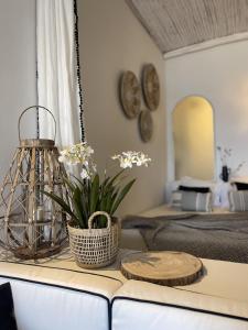 een woonkamer met een tafel met bloemen erop bij Loft 1 Beachfront Porto Faro in Palau