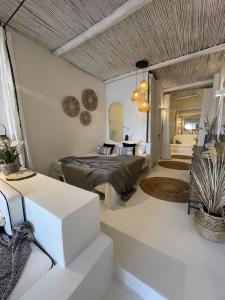 een slaapkamer met een bed in een kamer bij Loft 1 Beachfront Porto Faro in Palau