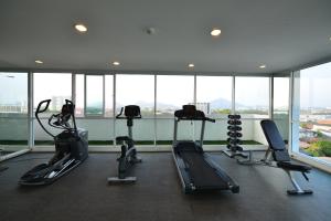 Fitness centrum a/nebo fitness zařízení v ubytování Modern Thai Suites