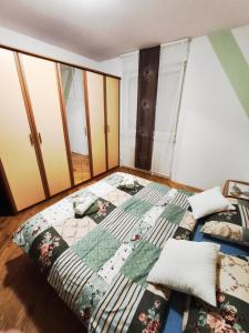 コストレナにあるKostrena Morski konjicのベッドルーム(キルト付きのベッド付)