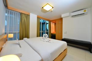 Postel nebo postele na pokoji v ubytování Modern Thai Suites