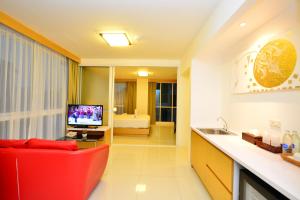 TV a/nebo společenská místnost v ubytování Modern Thai Suites