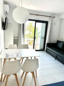 ein Esszimmer mit einem weißen Tisch und Stühlen in der Unterkunft Apartamento Zodiac AB 2 C in Lloret de Mar