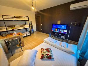 ヤシにあるAmurResidence Ap3 Barbeque Airport&Parkingのベッドルーム1室(二段ベッド2台、テレビ付)