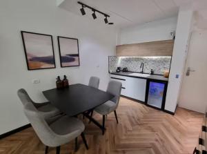 Kuchyň nebo kuchyňský kout v ubytování Sea Suites - סוויטות מהממות עם מרפסת ליד המרינה באשקלון