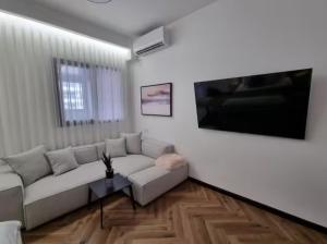 TV a/nebo společenská místnost v ubytování Sea Suites - סוויטות מהממות עם מרפסת ליד המרינה באשקלון