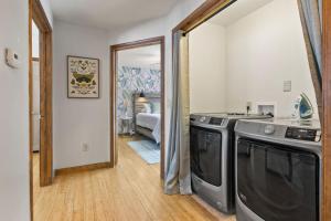 Ένα ή περισσότερα κρεβάτια σε δωμάτιο στο Near Ithaca!Hot Tub! LRG Home!Sleeps 10! Dogs ok!